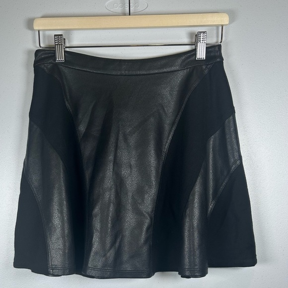 Jessica Simpson Faux Leather/Suede Black Mini Skirt. Size M. Mobwife. Grunge. - Picture 2 of 6